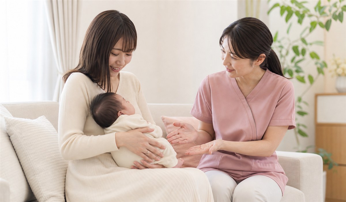 助産師から赤ちゃんの抱き方について案内を受ける母親のイメージ